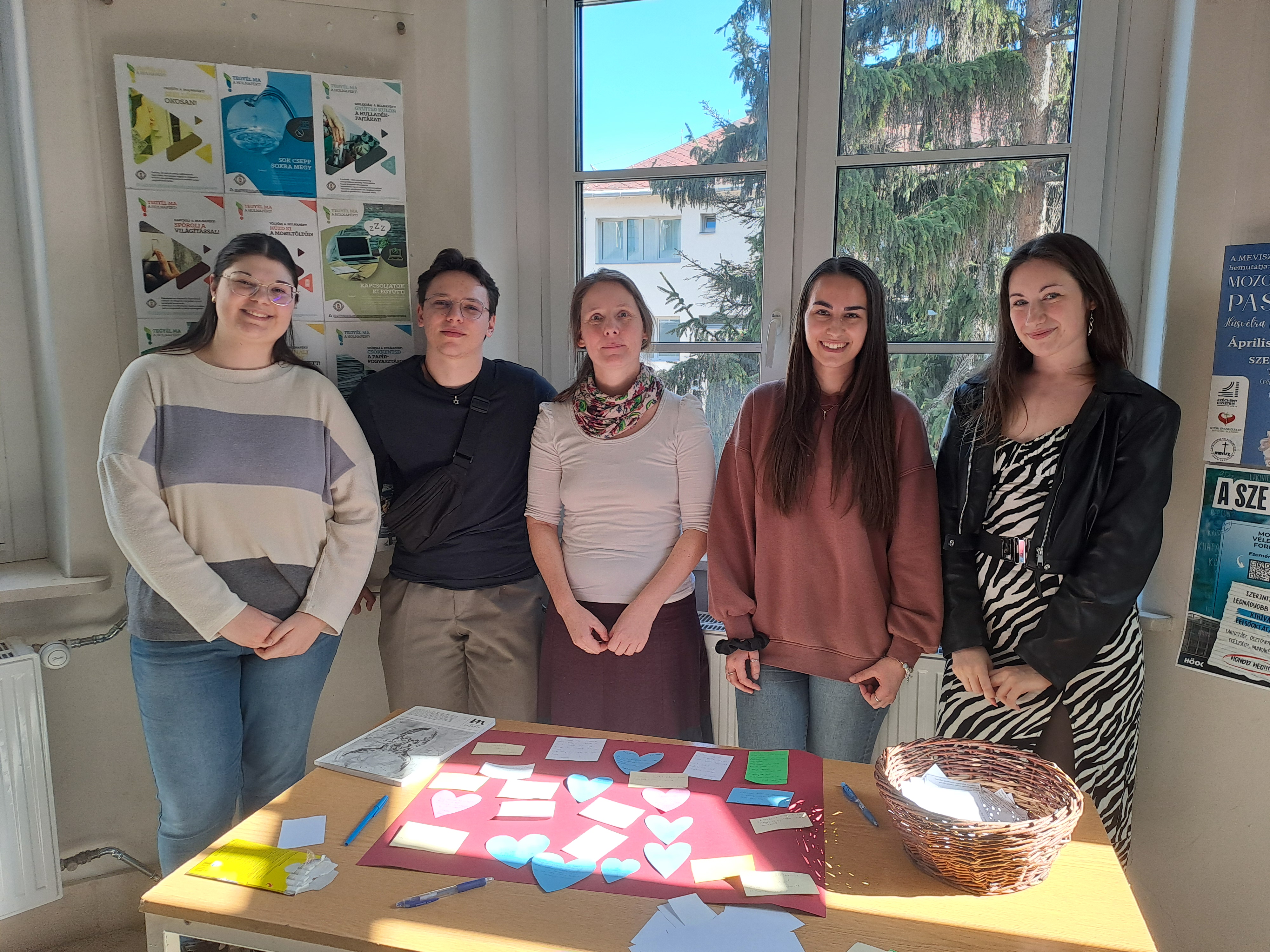 Költészet napja_Vigyél egy verset!_2..jpg